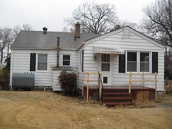 3rd image of 636 Sterling St
