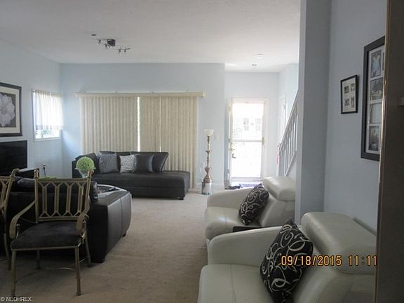 living rm w/ track lighting