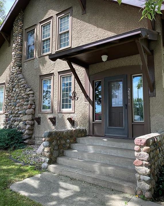 1st image of 206 Pleasant Ave W