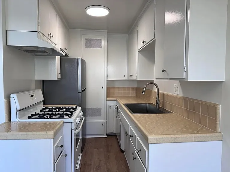 1219 Barry Ave #3 — Photo 4