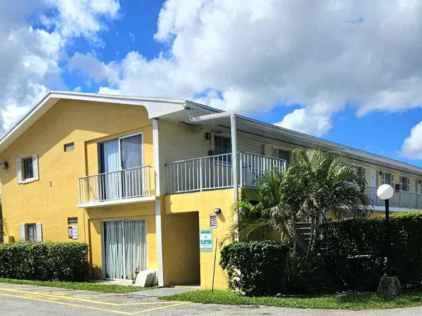 1501 Crescent Cir, Lake Park, FL