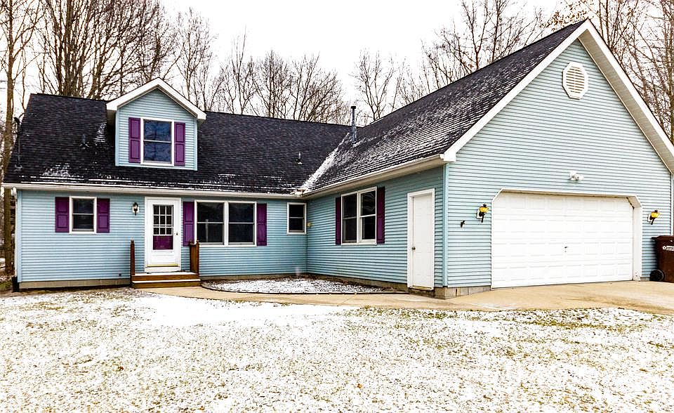 If your looking for your next country home you don't need to look any further... HERE IT IS!!!4 bedroom 3 full bathrooms over 2100 sq ft. Fresh paint and some new carpets. Stainless steel appliances and washer and dryer stay.Fenced in back yard that is a little over 1 ac. And a over sized 2 1/2 car garage.