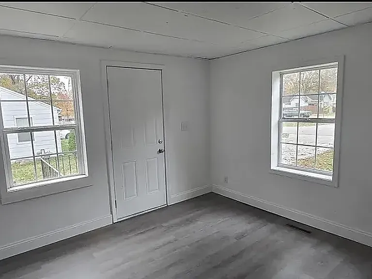 1947 E Monroe St — Photo 12