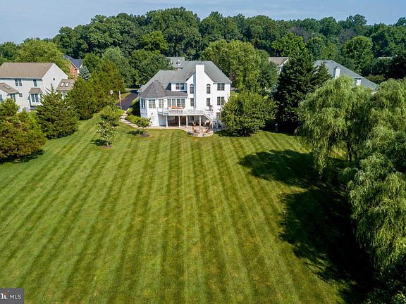 4th image of 3125 Fox Valley Dr