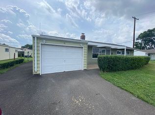 46 Edgewood Ln, Levittown, PA