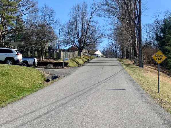 Dominick Cir, Summersville, WV 26651