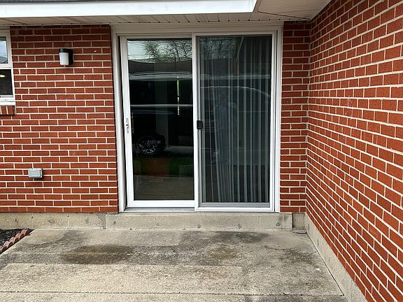 5th image of 488 Heather St