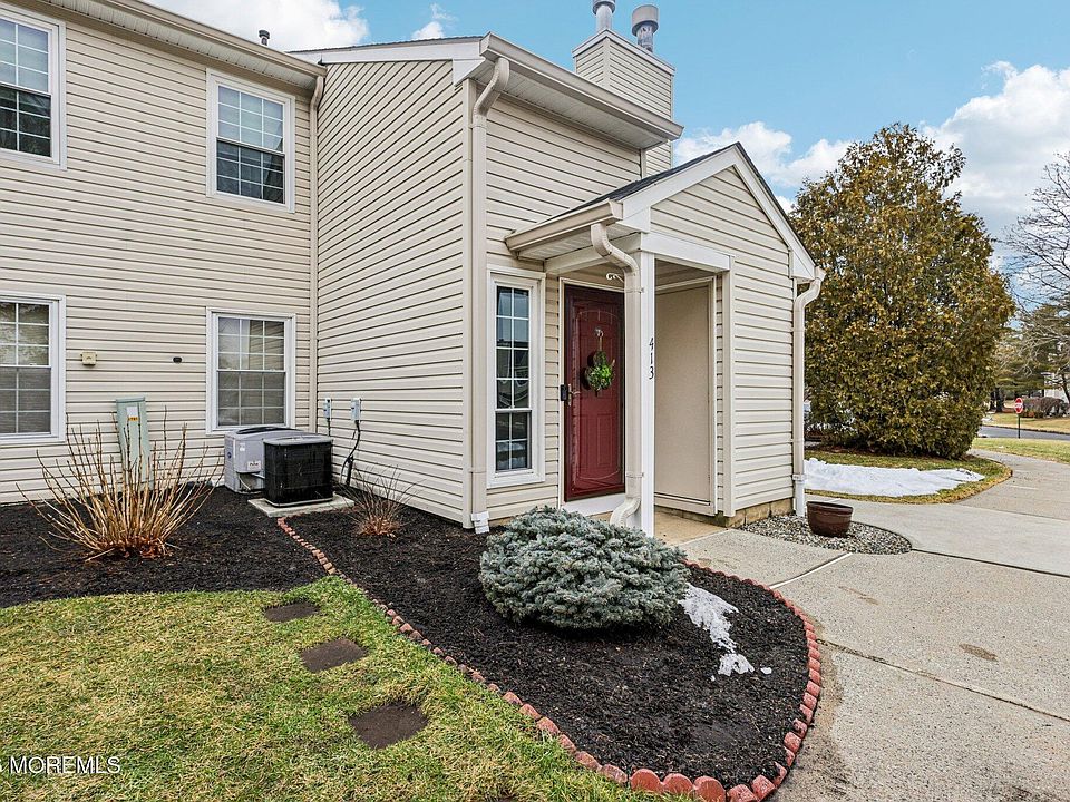 1st image of 413 Yorkshire Place