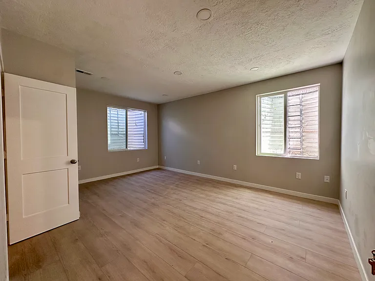 1115 E 400 N — Photo 14