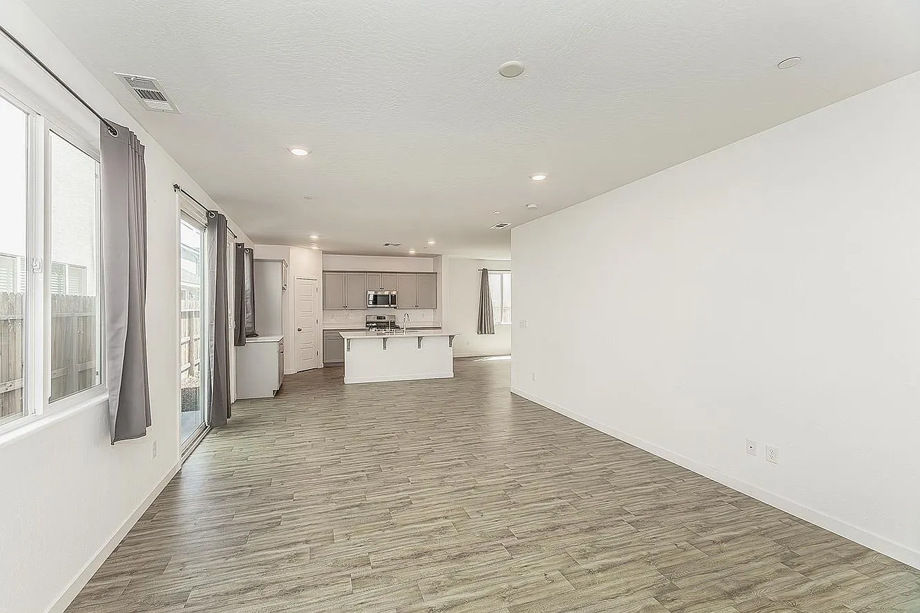 5 bed, 3403 sqft, $3,500 — Photo 4