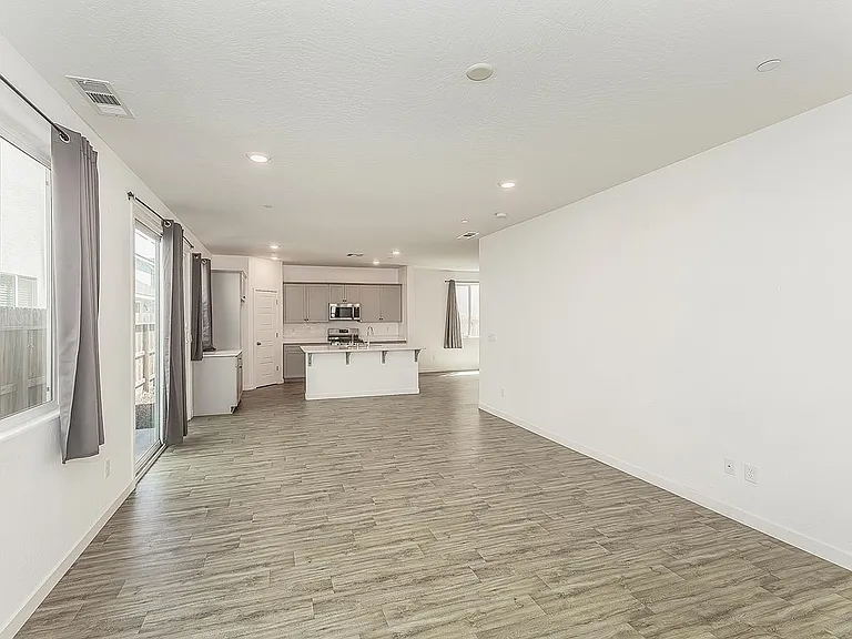 2844 N Vahe — Photo 4