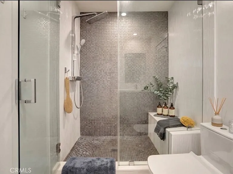 4450 Hayvenhurst Ave — Photo 11