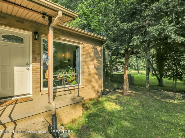 5921 Woodgate Dr, Lansing, MI 48911