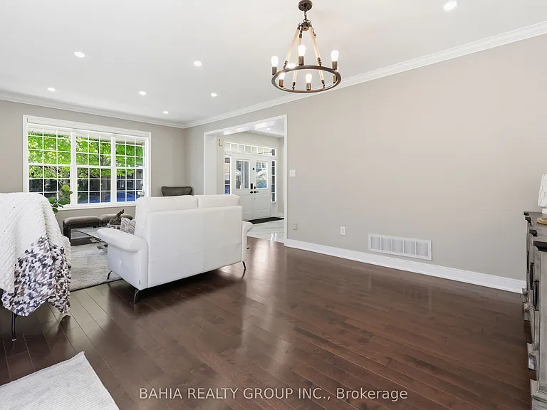 1412 Crozier Cres — Photo 9