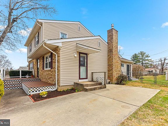 4th image of 211 Bond Ave