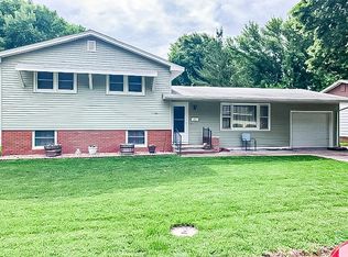 1002 McMillan St, Holdrege, NE 68949
