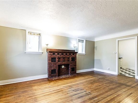4th image of 469 Woodland Ave