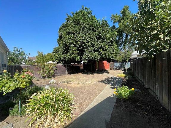 3rd image of 819 Oak Ave