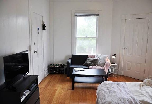 2nd image of 1419 De La Vina St #8