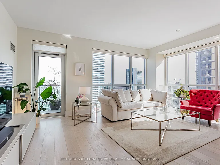 70 Roehampton Ave #2014 — Photo 6