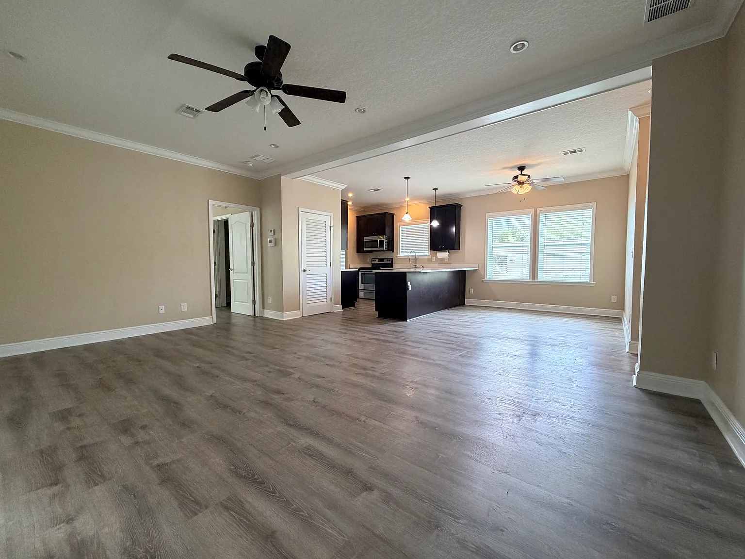 3 bed, 1404 sqft, $3,950 — Photo 3