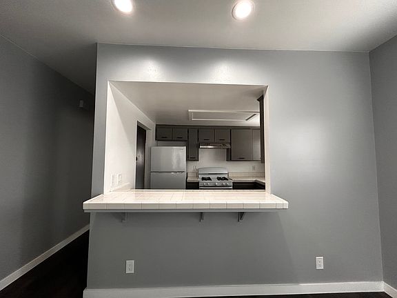 Breakfast bar to kitchen
