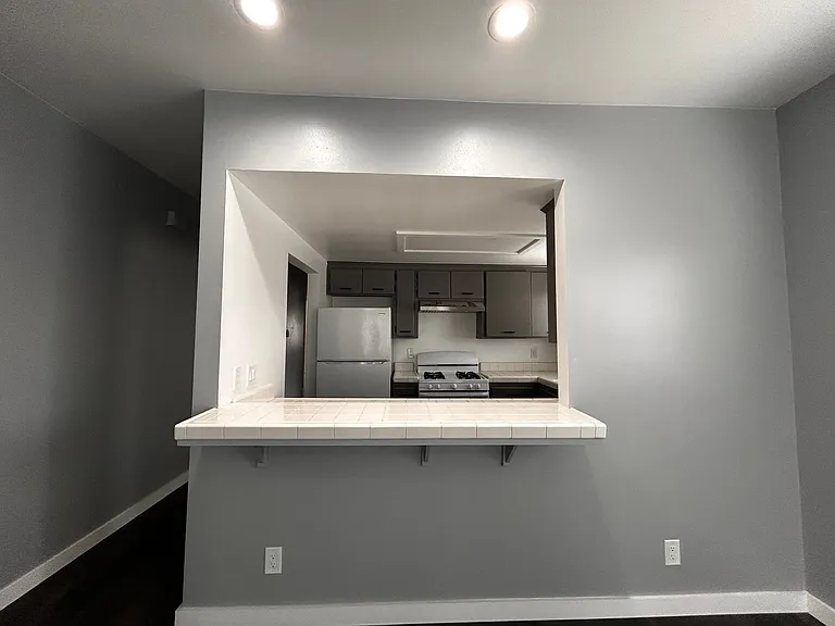 Breakfast bar to kitchen