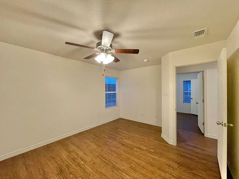 901 Lasso Dr — Photo 14
