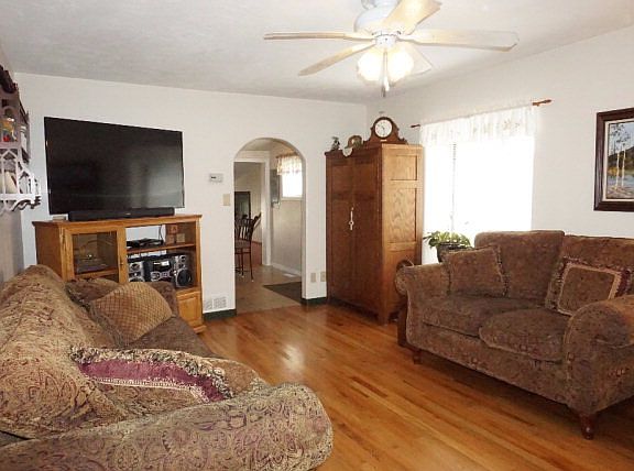 2nd image of 133 E 18th St