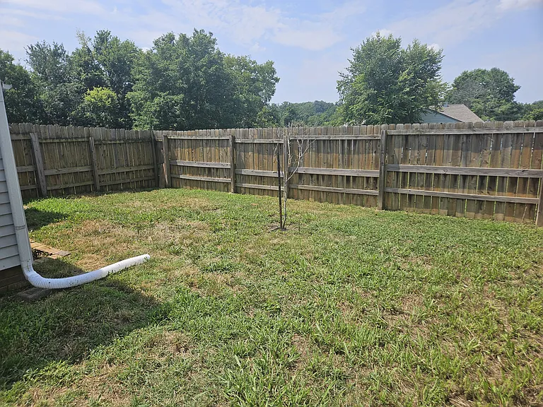 939 Patio Dr — Photo 2
