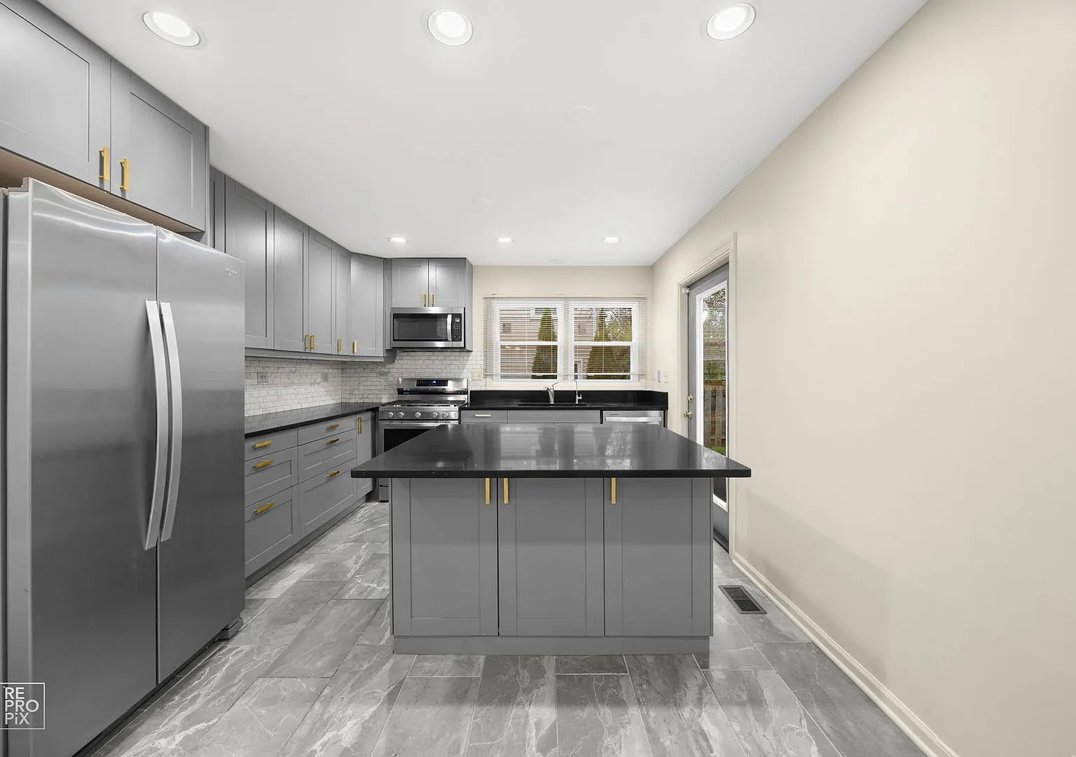 4 bed, 3.5 bath, 2935 sqft, $4,000 — Photo 3