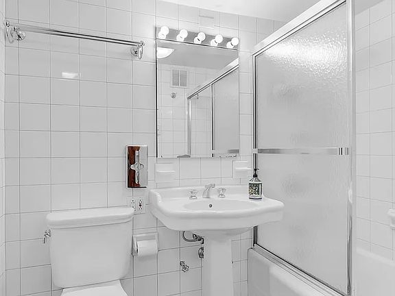 5th image of 165 E 72nd St APT 15N