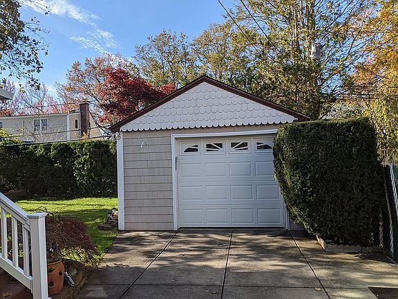 2nd image of 1511 New Hyde Park Dr