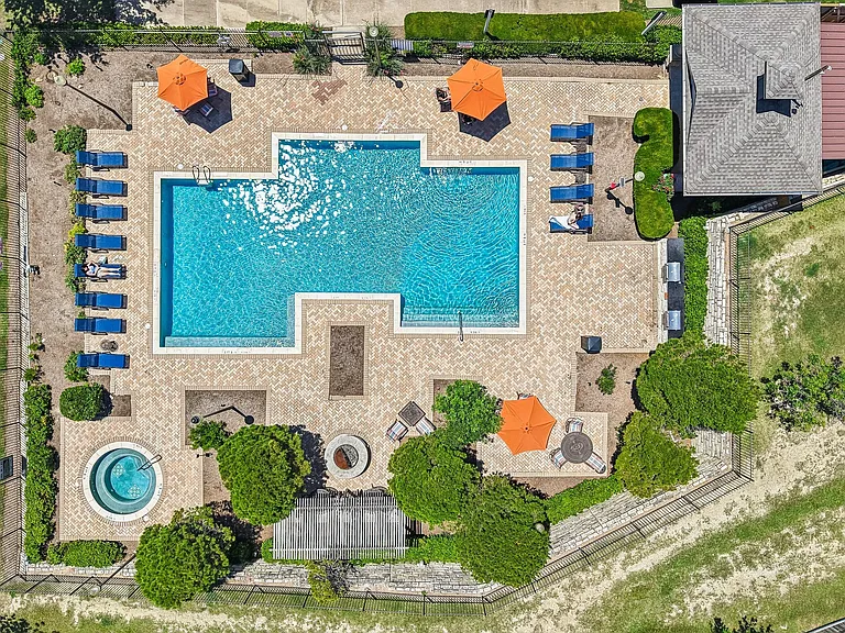 Las Brisas Apartments — Photo 36