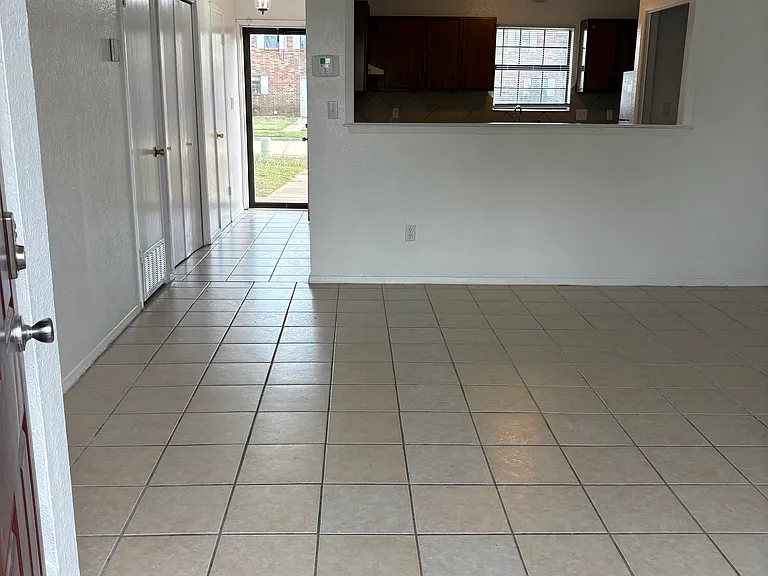 2393 Heatherfield Ln — Photo 2