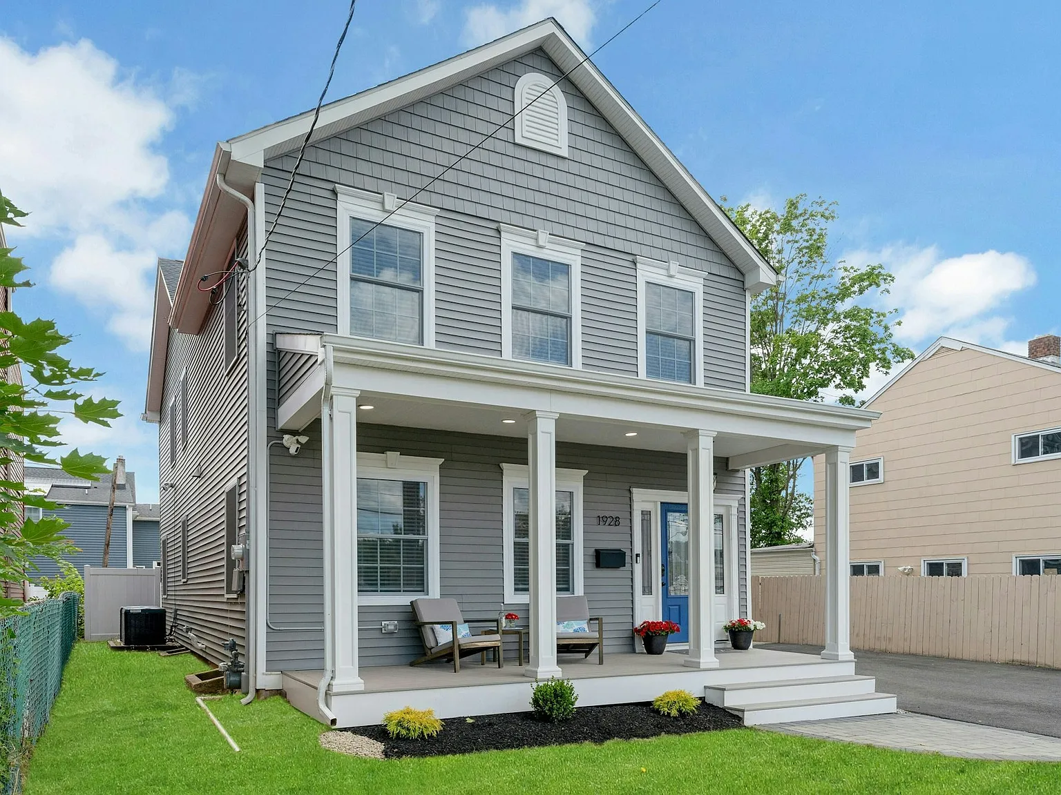 4 bed, 2340 sqft, $5,750 — Photo 2