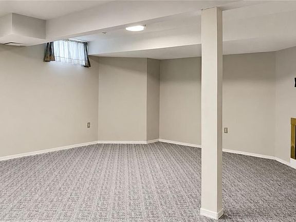 4th image of 10 Holborn Ct #38