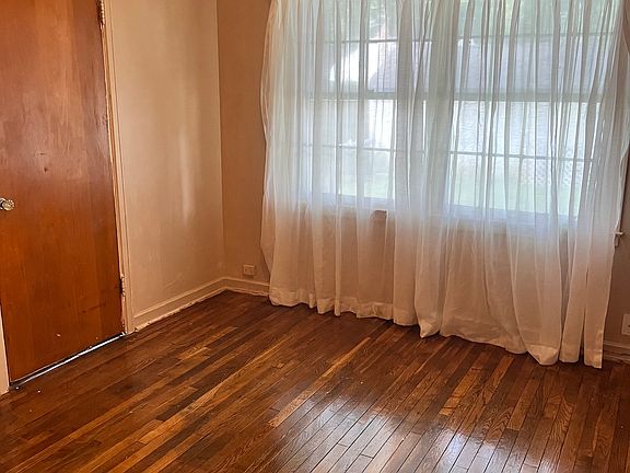 3rd image of 3650 N Lesley Ave