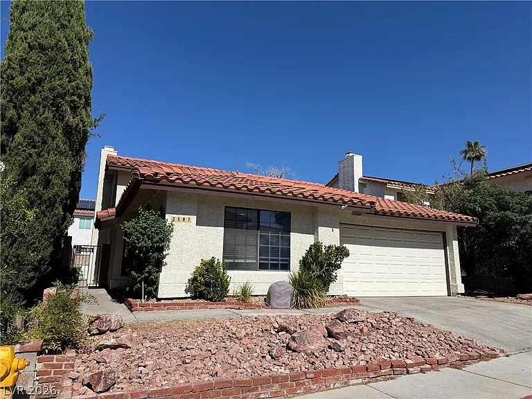 2507 Berwick Ct — Photo 2
