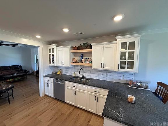 4th image of 222 Promenade Cir
