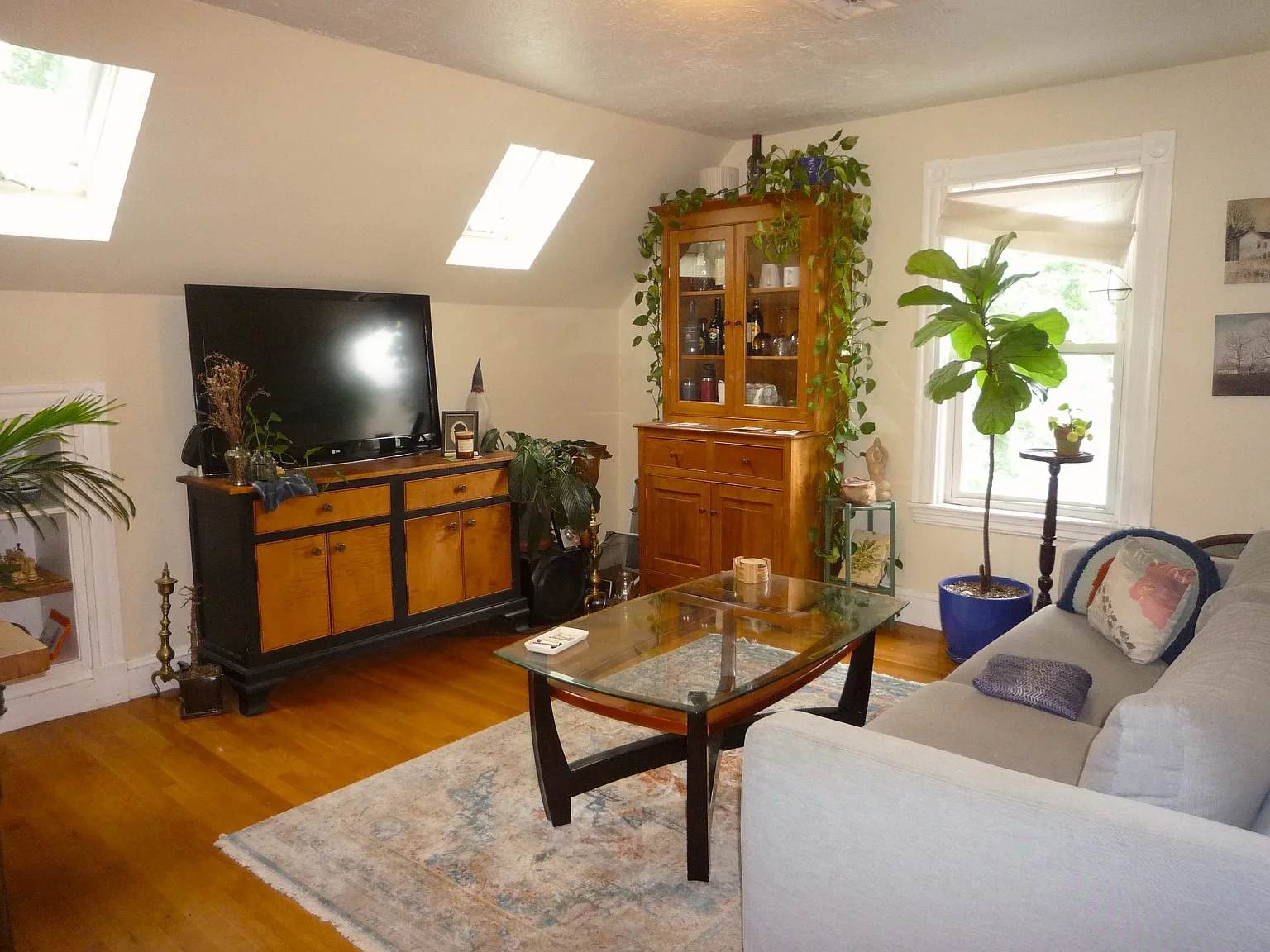 2 bed, 1.0 bath, $3,300 — Photo 3
