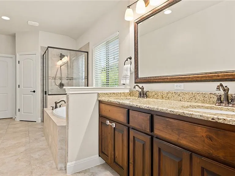 110 Oak Glen Cv — Photo 9