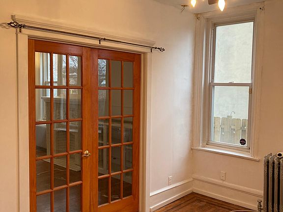 3rd image of 465 Green Ln Floor 1