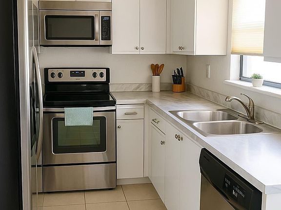 4th image of 3539 Inverrary Boulevard