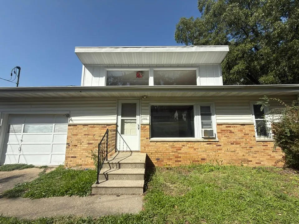 2602 W John St
