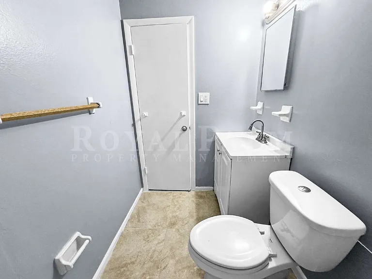 6617 Warwick Cir — Photo 24