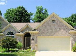 2049 Crystal Wood Trl, Flushing, MI 48433