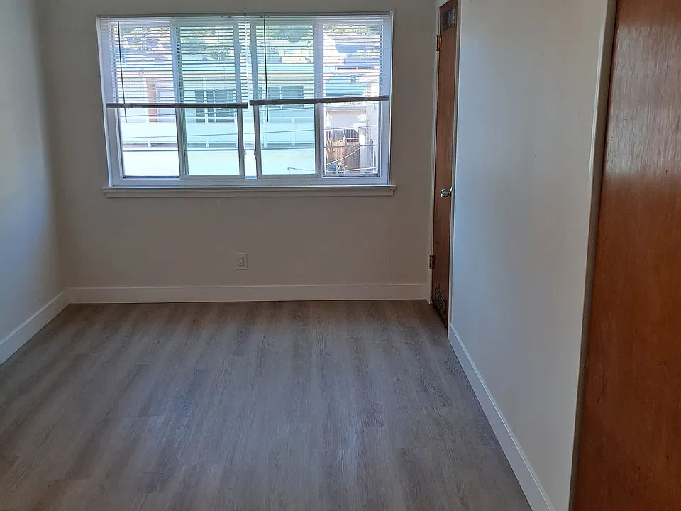 146 Gardiner Ave #3A