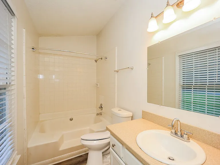 10916 Clearwater Dr — Photo 12