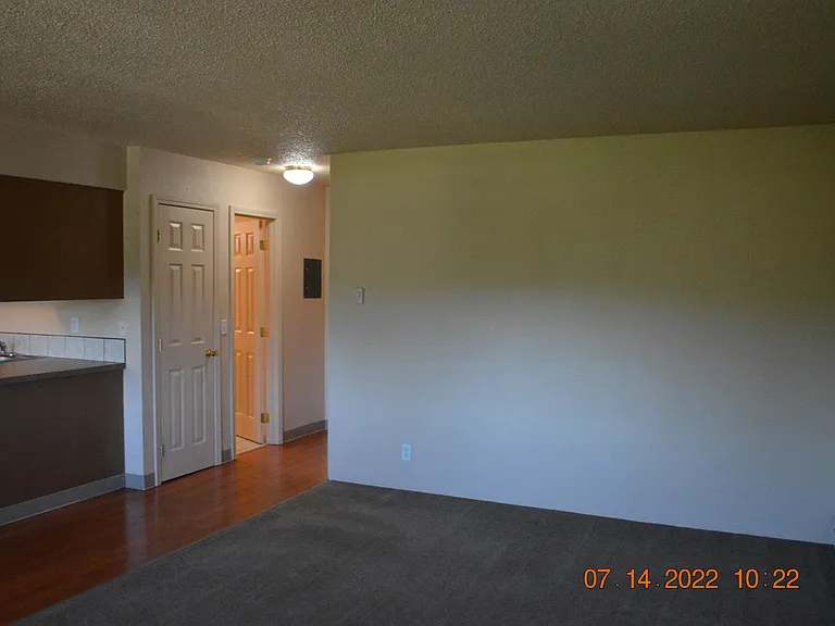 725 NW Pine St #3 — Photo 16